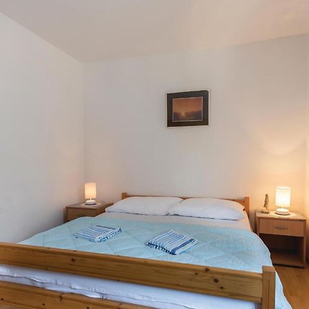 Awesome Apartment In Njivice With Kitchen 외부 사진