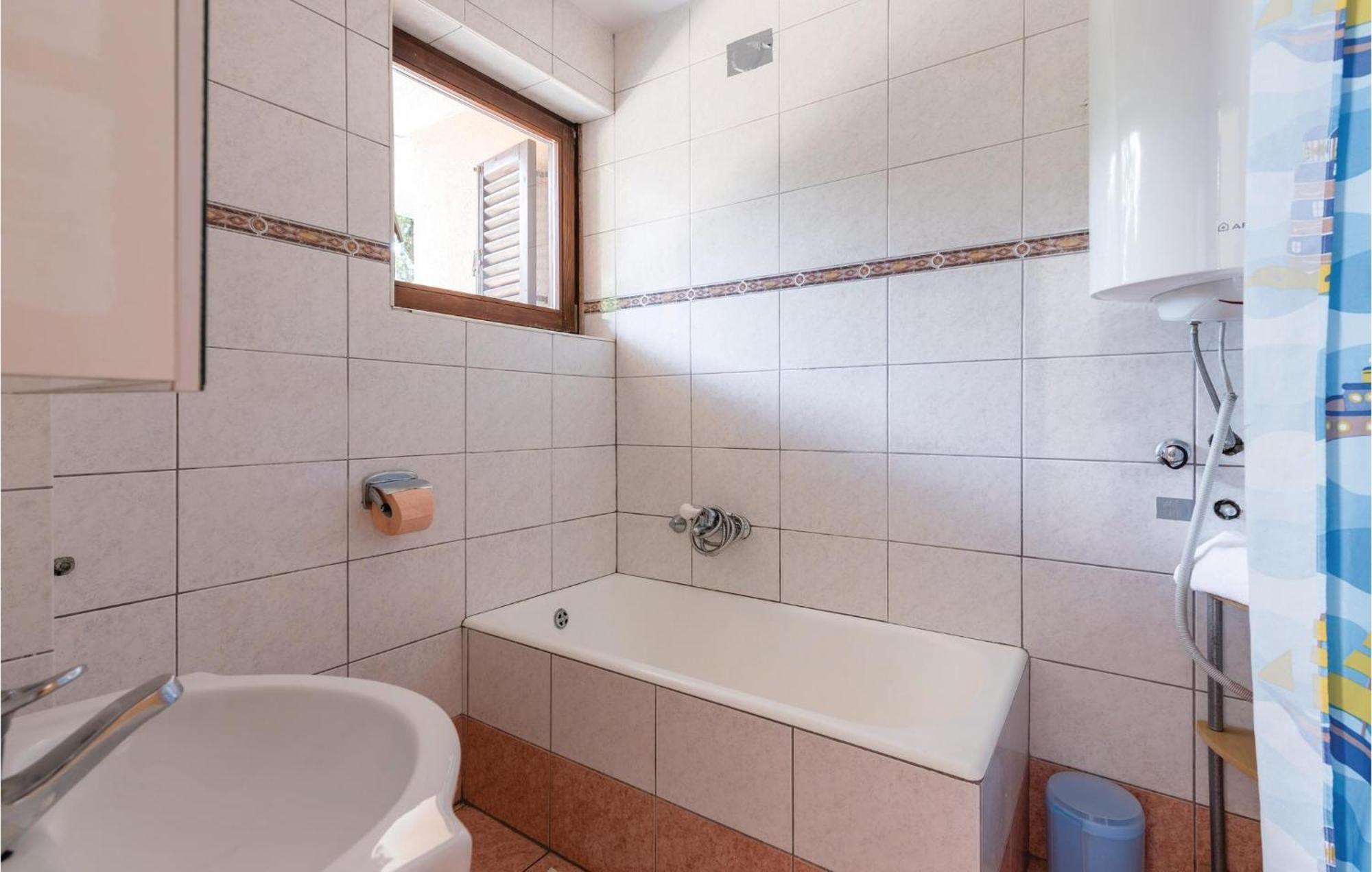 Awesome Apartment In Njivice With Kitchen 외부 사진